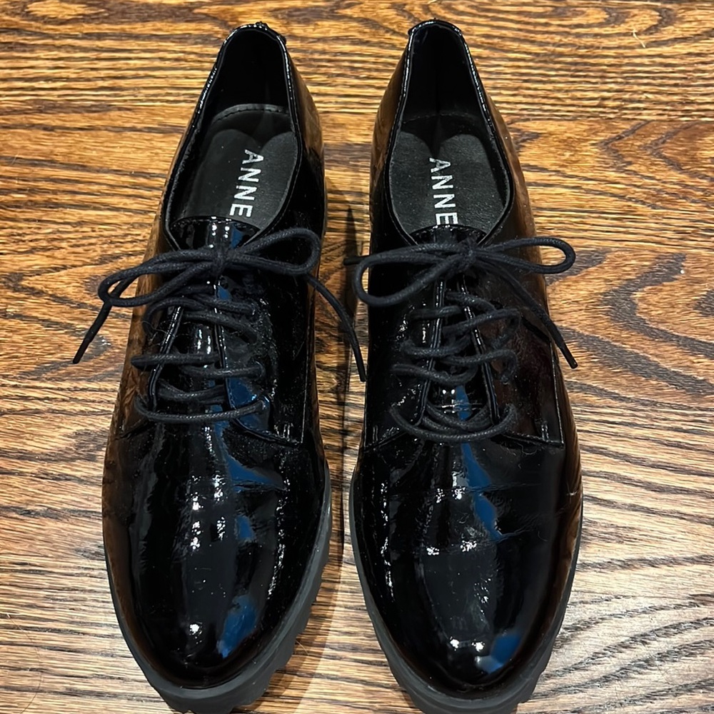 Anne Klein patent leather shoe